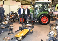 Richard en Dik van der Linden van Van der Linden Fruitteelt machines bij de nieuwe Strocker mechanische onkruidbestrijding